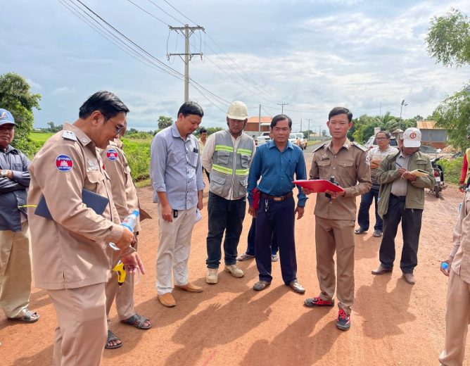 លោកអភិបាលរងស្រុកជើងព្រៃ បានដឹកនាំក្រុមការងារស្រុក ចុះសម្រុះសម្រួលបើកពង្រីកទំហំផ្លូវ ស្ថិតភូមិពង្រ ឃុំស្ដើងជ័យ