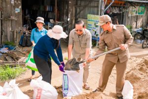 ឯកឧត្តម​ សា​ ស៊ីថា​ អភិបាលរងខេត្ត​កំពង់ចាម​ អញ្ជើញ​ចូលរួមច្រកខ្សាច់ដាក់បេ​ ដេីម្បីបង្កការពារទប់ច្រាំងទន្លេកុំឲ្យបន្តបាក់ស្រុតទៀត​ នៅចំណុចផ្សារជីហែ​ ភូមិជីហែ​ ឃុំពាមប្រធ្នោះ​