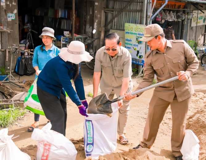 ឯកឧត្តម​ សា​ ស៊ីថា​ អភិបាលរងខេត្ត​កំពង់ចាម​ អញ្ជើញ​ចូលរួមច្រកខ្សាច់ដាក់បេ​ ដេីម្បីបង្កការពារទប់ច្រាំងទន្លេកុំឲ្យបន្តបាក់ស្រុតទៀត​ នៅចំណុចផ្សារជីហែ​ ភូមិជីហែ​ ឃុំពាមប្រធ្នោះ​