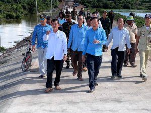 លោក ទុនណេត អភិបាលស្រុកកំពង់សៀម បានចុះពិនិត្យការដ្ឋានសាងសង់ផ្លូវបេតុងលេីខ្នងទំនប់ជ្រោយចេក