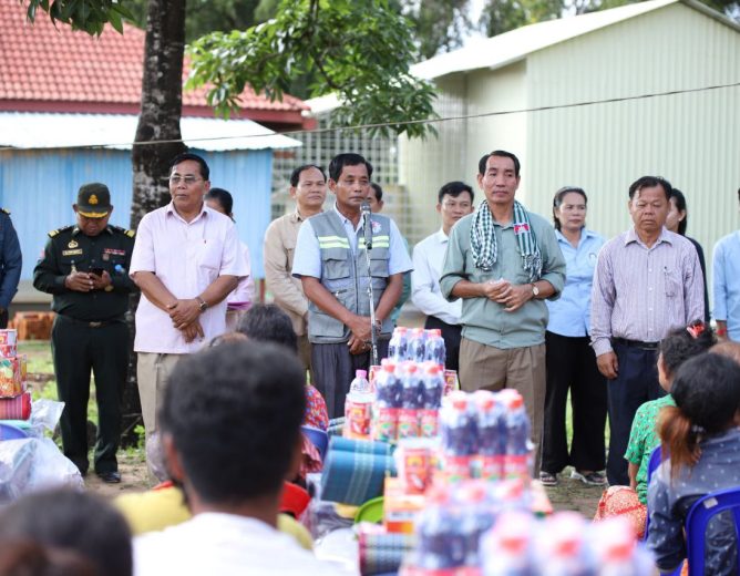 លោក​ នួន​ ណុយ​ អនុ​ប្រធាន​អចិន្ត្រៃយ៍លេខាធិការដ្ឋាន​គណៈកម្មាធិការ​គ្រប់គ្រង​គ្រោះមហន្តរាយ​តំណាង​រដ្ឋ​បាល​ខេត្តកំពង់ចាម​ និងលោក​ បាន​ ស្រេង​ អភិបាលស្រុកស្ទឹងត្រង់ បាននាំយក​អំណោយ​របស់​ សម្ដេច​មហា​បវរ​ធិបតី​ ហ៊ុន​ ម៉ាណែត​ និងលោកជំទាវ​ចែកជូនគ្រួសាររងផលប៉ះពាល់ដោយទឹកជំនន់ចំនួន33គ្រួសារ​នៅឃុំទួលព្រះឃ្លាំង