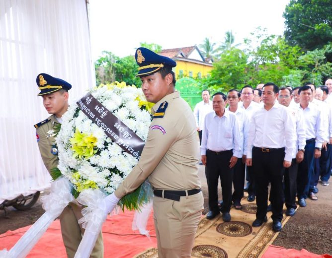 ថ្នាក់ដឹកនាំខេត្តកំពង់ចាម អញ្ជើញដាក់កម្រងផ្កា គោរពវិញ្ញាណក្ខន្ធសព លោកមេឃុំតាអុង ស្រុកចំការលើ