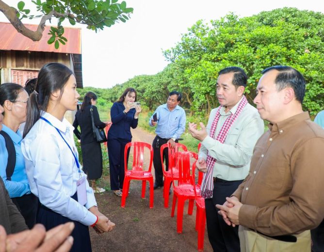 រដ្ឋមន្ត្រីទេសចរណ៍ និងអភិបាលខេត្តកំពង់ចាម ឧបត្ថម្ភម៉ូតូ១គ្រឿង និងផ្ដល់អាហារូបករណ៍ដល់យុវតី គឹម​ យ៉េកហ៊ាង ដែលទទួលបាននិទ្ទេស A ហើយមានជីវភាពខ្វះខាត