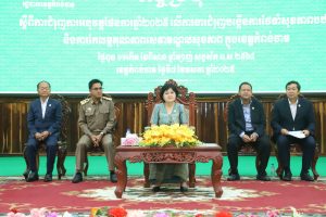 នាថ្ងៃទី៧ ខែឧសភា ឆ្នាំ២០២៥ ឯកឧត្តម ហាន កុសល អភិបាលរងខេត្តតំណាងដ៏ខ្ពង់ខ្ពស់ឯកឧត្តម អ៊ុន ចាន់ដា អភិបាលនៃគណៈអភិបាលខេត្តកំពង់ចាម បានអញ្ជើញចូលរួមកិច្ចប្រជុំ ពិនិត្យវឌ្ឍនភាពនៃការកែលម្អគុណភាពសេវាមណ្ឌលសុខភាព និងការងារជម្រុញបង្កើនការថែទាំសុខភាពបឋមក្នុងខេត្តកំពង់ចាម ក្រោមអធិបតីភាព លោកជំទាវវេជ្ជបណ្ឌិត ឱ វណ្ណឌីន រដ្ឋលេខាធិការក្រសួងសុខាភិបាល