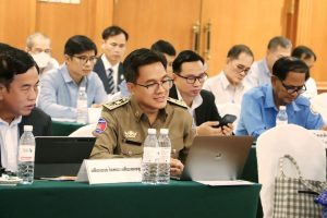 នាថ្ងៃទី៩ ខែឧសភា ឆ្នាំ២០២៥ ឯកឧត្តម ហាន កុសល អភិបាលរងខេត្តតំណាងដ៏ខ្ពង់ខ្ពស់ឯកឧត្តម អ៊ុន ចាន់ដា អភិបាលនៃគណៈអភិបាលខេត្តកំពង់ចាម បានអញ្ជើញចូលរួម សិក្ខាសាលាផ្សព្វផ្សាយគោលនយោបាយ ស្ដីពីការចូលរួមរបស់សហគមន៍ដើម្បីសុខភាពឆ្នាំ២០២៥ ក្នុងគោលបំណងធ្វើបច្ចុប្បន្នភាព និងការផ្លាស់ប្ដូរសំខាន់ៗនៅក្នុងគោលនយោបាយ ព្រមទាំងពិភាក្សាអំពីតួនាទីរបស់អ្នកពាក់ព័ន្ធក្នុងសហគមន៍ រួមមានគណៈកម្មាការគ្រប់គ្រងមណ្ឌលសុខភាព ក្រុមទ្រទ្រង់សុខភាពភូមិ គណៈកម្មាធិការទទួលបន្ទុកកិច្ចការនារី និងកុមារឃុំ សង្កាត់ ក្នុងការអនុវត្តគោលនយោបាយ ក្រោមអធិបតីភាព ឯកឧត្តមវេជ្ជបណ្ឌិត ឡូ វាសនាគិរី រដ្ឋលេខាធិការក្រសួងសុខាភិបាល ដោយមានការចូលរួមមកពី រដ្ឋបាលរាជធានី-ខេត្ត មន្ទីរសុខាភិបាល នៃរដ្ឋបាលរាជធានី-ខេត្ត ស្ថាប័នពាក់ព័ន្ធ និងអង្គការដៃគូ សរុប១១០រូប នៅសណ្ឋាគារសាន់វ៉េ រាជធានីភ្នំពេញ។