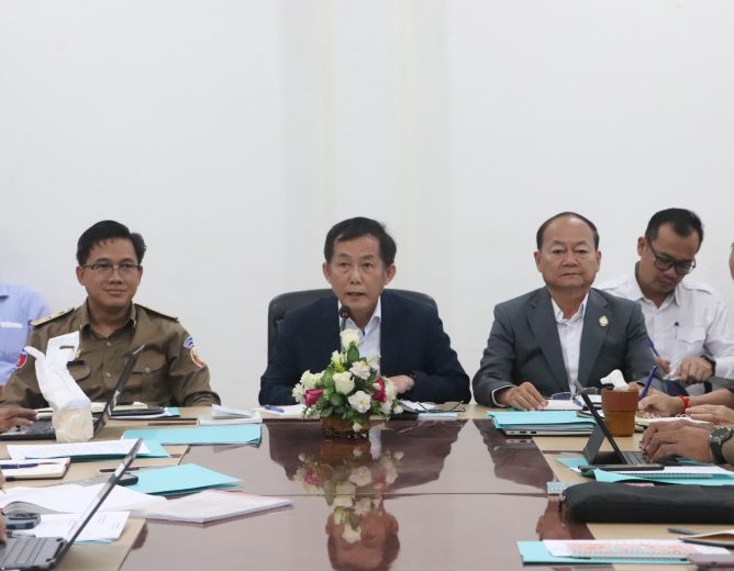 ព្រឹកថ្ងៃទី០២ ខែកក្កដា ឆ្នាំ២០២៥ ឯកឧត្តម ហាន កុសល តំណាងដ៏ខ្ពង់ខ្ពស់​ឯកឧត្ដម អ៊ុន ចាន់ដា អភិ​បាលនៃគណៈអភិបាលខេត្តកំពង់ចាមអញ្ជើញជាអធិបតីជាមួយ ឯកឧត្តម ហោ ប៊ុនឡេង អនុប្រធានអាជ្ញាធរអេដស៍ កិច្ចប្រជុំរួមនៃក្រុមការងារពិសេសថ្នាក់ខេត្ត សម្រាប់លុបបំបាត់ជំងឺគ្រុនចាញ់ គណៈកម្មាធិការអេដស៍ គណៈកម្មាធិការលុបបំបាត់ឳសថក្លែងក្លាយ និងសេវាសុខាភិបាលឯកជនខុសច្បាប់ មន្ទីរពេទ្យខេត្ត និងផ្នែកហិរញ្ញប្បទានសុខាភិបាលប្រចាំត្រីមាស ឆ្នាំ២០២៥