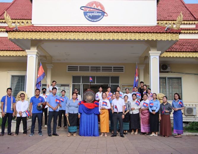 ថ្នាក់ដឹកនាំ និងមន្រ្តីរាជការនៃមន្ទីរព័ត៌មានខេត្តកំពង់ចាម ទូងស្គរ ទះប៉ោត និងគោះត្រដោក ដើម្បីអបអរសាទរបូជនីយដ្ឋានចងចាំនៃកម្ពុជាចូលជាបេតិកភណ្ឌពិភពលោក